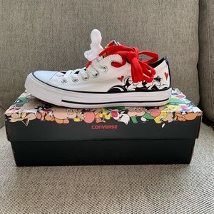 NWT Converse Pepe Lepew Sneakers